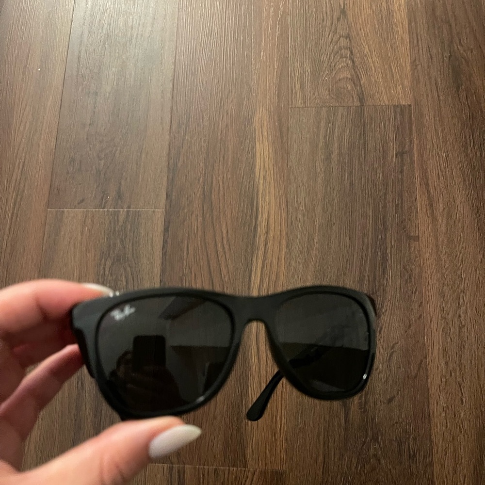 Ray-Ban Black Wayfarer Sunglasses Classic Style